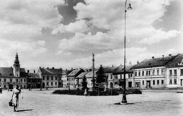Kojetín, severozápadní část náměstí s radnicí; před rokem 1961 (sbírka Jiřího Fiedlera).