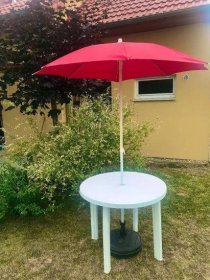Prodám zahradní plastový kulatý stůl (90cm) + slunečník - Zahrada