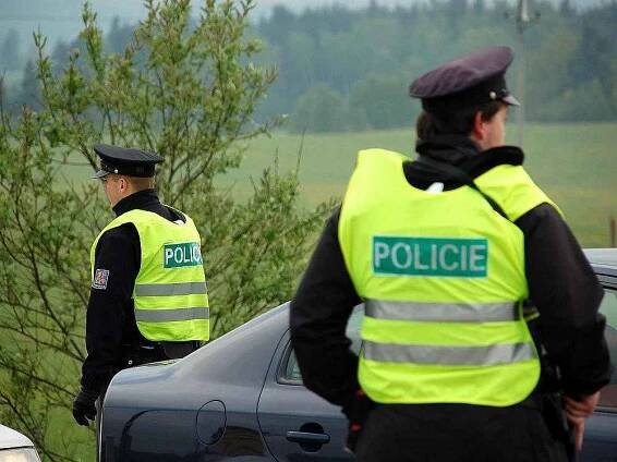 KVŮLI LOUPEŽI kontrolovali policisté vozidla na silnicích celého Karlovarského kraje.   