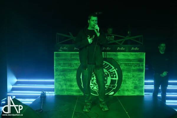 V BarBaru se střídalo reggae s hip hopem. Vystoupil Dr.Kary, Jay & Adie i Dj Flux