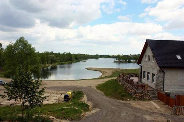 Jezero Vojkovice. Ubytovací zařízení na snímku vpravo. | Foto: Rekreační areál Jezero Vojkovice