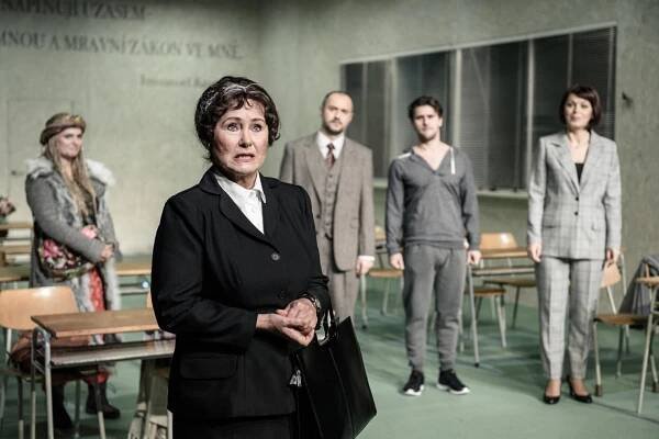 Úča musí pryč! / Daniela Bambasová a Dana Verzichová, Jan Kaštovský, Tomáš Drápela, Věra Hlaváčková / foto Petr Neubert