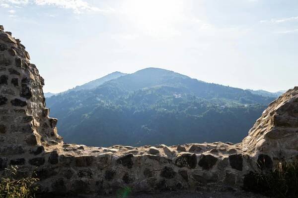 bezplatná Úchvatné výhledy na hory ze starobylých ruin hradu Pazar v Rize v Turecku. Základová fotografie