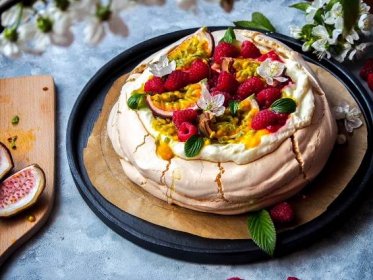 Jemný dort Pavlova s ovocem – Rychlý recept