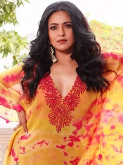 Priyanka Sarkar radiates classic grace through her effortless charm