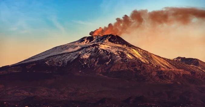 Sicilská Etna dál chrlí lávu. Výstraha pro leteckou dopravu se změnila - Echo24.cz