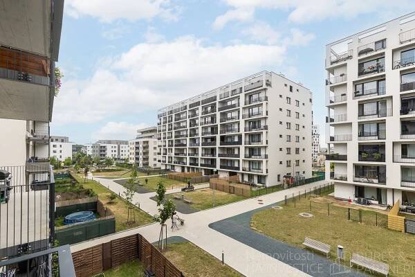 Galerie Pronájem bytu 1+kk s balkónem, 31 m2 - Smržových, Praha 9 - Vysočany