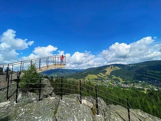 Místo rozhledny čtyři vyhlídky. Krkonoše střeží Horník, Liška, Medvěd a Ovce