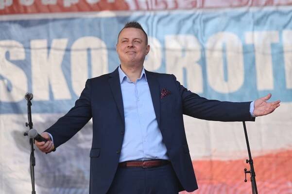 Místo spiknutí smrtelná nehoda. Rajchl tvrdil, že vlak s příznivci stál kvůli protestu