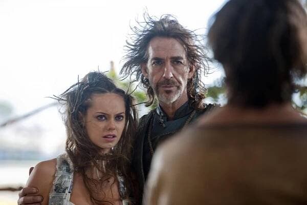 Ztracená budoucnost - Z filmu - Hannah Tointon, Jonathan Pienaar