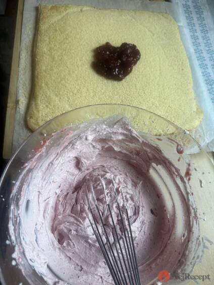 Jahodová roláda s mascarpone krémem | NejRecept.cz