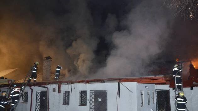 Noční požár zničil přístavbu restaurace na koupališti