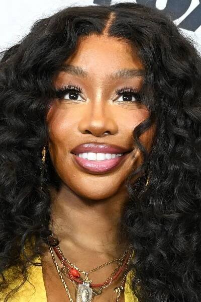 SZA’s Gucci French Manicure Has an Unexpected Accent