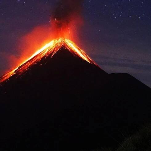 Z Tropey: Ostrov Panarea a sopka Stromboli v noci