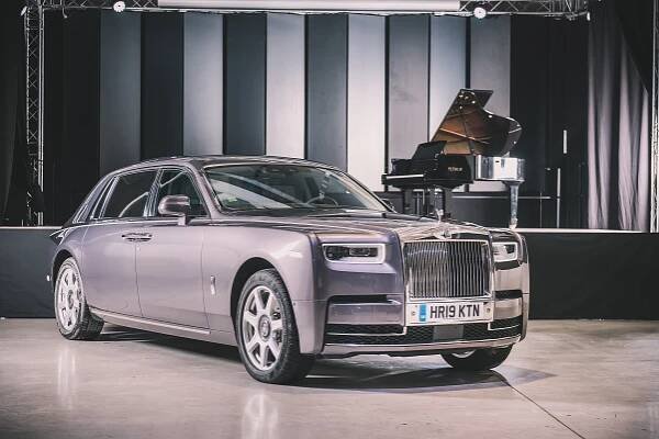Co má společné nejluxusnější auto světa s českými klavíry? Tradici, řemeslnou kvalitu a klasickou techniku v té nejlepší formě. Nejen o tom je Rolls-Royce Phantom