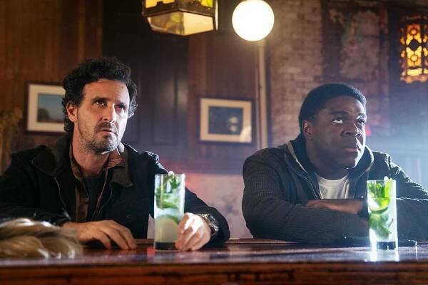 Juice and Kendall Hines drinking at a bar in Poker Face Season 2, Episode 7.