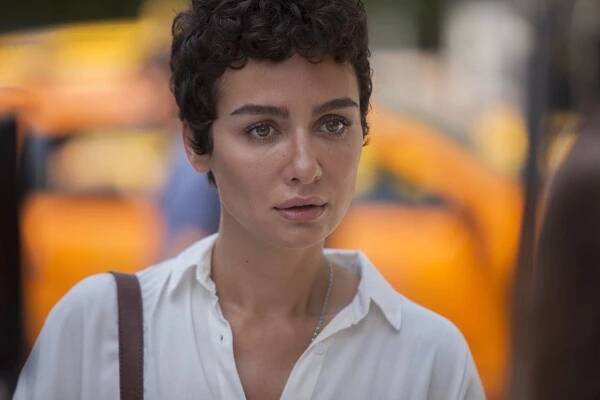 The actress drew great attention with her new hair style in Ağlama Anne (No Cry Mother) Turkish TV drama