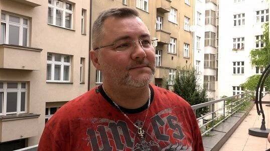 Je králem českého dabingu. Podívejte se, jak vypadá hlas Brandona Walshe z Beverly Hills a Semira z Kobry 11