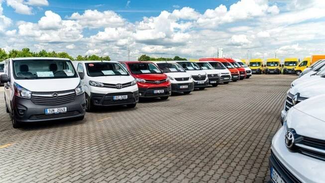 U Prahy vyrostl největší autobazar svého druhu. Nabídkou nemá v ČR konkurenci, slibuje až 60 dní na výměnu vozu