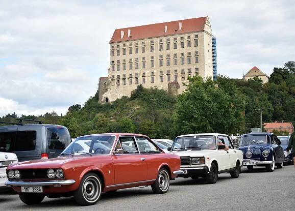 Retrosraz v Kempu Žralok připomněl auta z éry socialismu. Lidé sdíleli vzpomínky