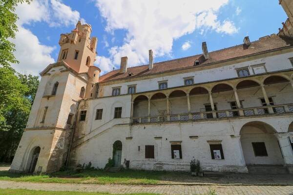 Břeclavský zámek má opravenou věžičku