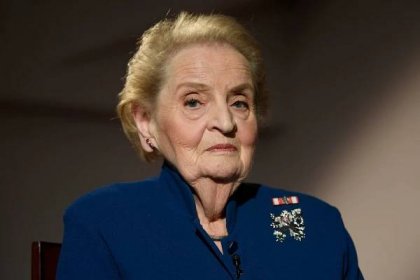 Madeleine Albrightová v ČR: Na slavnostní shromáždění na Pražském hradě si připnula symbolickou brož od ALO diamonds