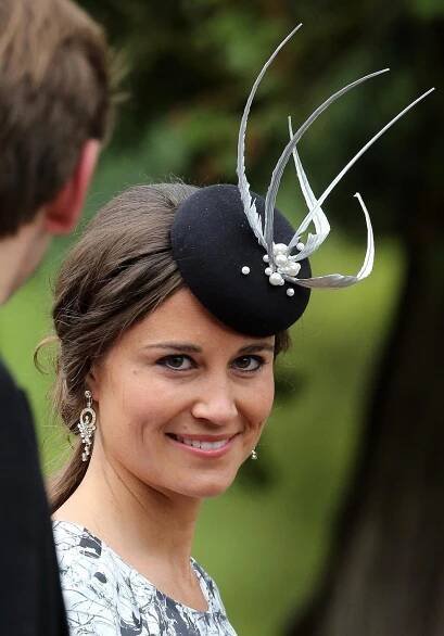A zase ta Pippa! Půvabná sestra Kate Middleton předvedla své sexy pozadí v elegantních šatech s potiskem
