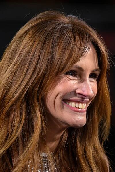 Julia Roberts Has a Cinderella Moment in the Sparkliest Shoes We’ve Ever Seen