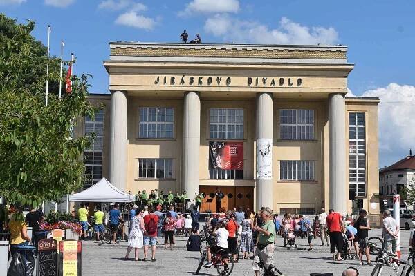 Prostranství před Jiráskovým divadlem bylo v sobotu místem oficiálního zahájení nejstaršího kontinuálně trvajícího divadelního festivalu na světě Jiráskův Hronov.