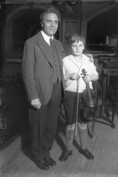 Soubor:Bundesarchiv Bild 102-12786, Bruno Walter und Yehudin Menuhin.jpg – Wikipedie