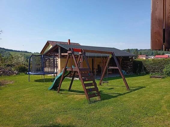 Zahrada pro malé i velké návštěvníky - vila ubytování Deštné v Orlických horách - foto 2