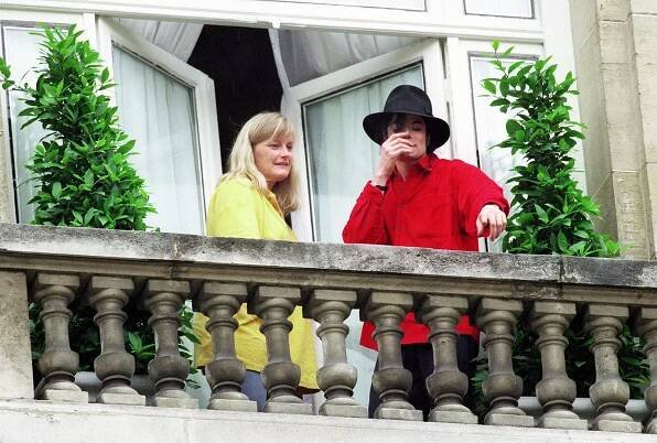 Debbie Rowe and Michael Jackson seen at hotel Royal Monceau in 1997, in Paris, France. | Source: Getty Images