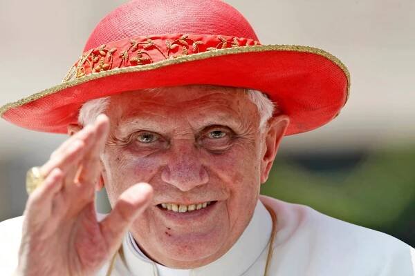 Der damalige Papst Benedikt XVI. segnet Gläubige im Juni 2010