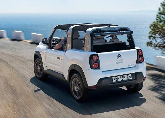 Četnický Citroën slaví půl století. Model Méhari zářil na pláži i v terénu, dnes je to elektromobil
