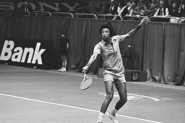 AIDS a nemocné srdce. První Afroameričan vyhrál Wimbledon před 40 lety