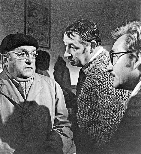 Itálie – 1975: (Zleva doprava) Herec Bernard Blier diskutuje s Philippem Noiretem a Ugem Tognazzim o penězích, které mu náleží v důsledku podvodu, který trojice společně spáchala, ve scéně z filmu Moji přátelé (Amici miei), uvedeného v roce 1975. (Foto: Michael Ochs Archives/Getty Images)