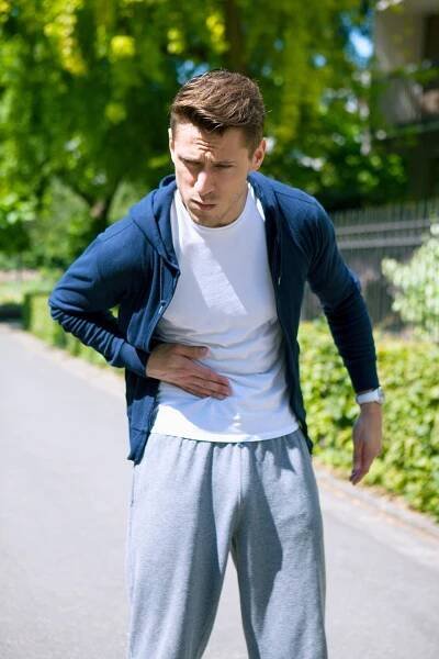 Píchá vás v boku? V některých situacích je to běžné, jindy je to signál k návštěvě lékaře. Jak rozlišit závažnost?