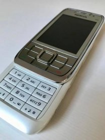 Nokia E66 s kompletním příslušenstvím