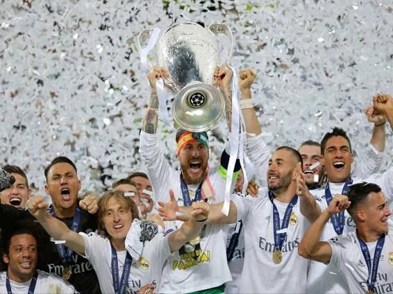 Kapitán Realu Madrid Sergio Ramos s trofejí pro vítěze Ligy mistrů.