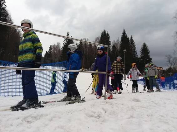 Hurá na sjezdovku aneb lyžák – den KOMPLIKOVANÝ – Základní škola a Mateřská škola Jindřichov, okres Bruntál