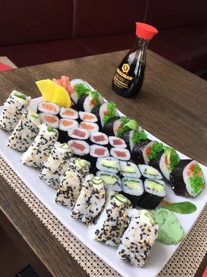 Malý či velký sushi set: rolky s máslovou rybou a tuňákem, okurkou i avokádem