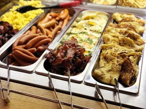 Makanan di atau berdekatan hotel