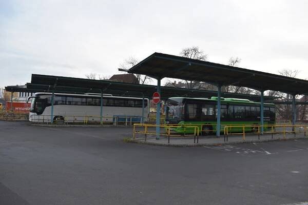 FOTO: Autobusové nádraží v Teplicích chátrá už přes 30 let. Co s ním bude?