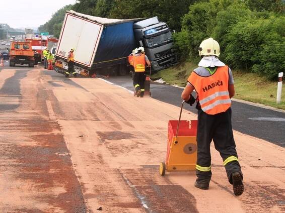 Havárie zablokovala dálnici D1 u Říčan