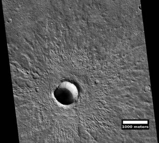 Čerstvý, mladý kráter ještě neerodovaný, protože materiál okraje a výhozu jsou snadno viditelné