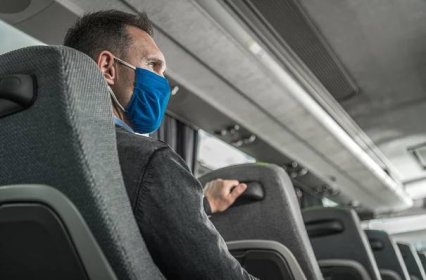 muži v bezpečnostní dýchací masce na tváři cestující sám v autobusovém autobusu - charter - stock snímky, obrázky a fotky