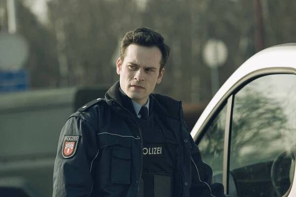 Nezvěstní - Série 2 - Zpátky doma - Z filmu - Florian Bartholomäi