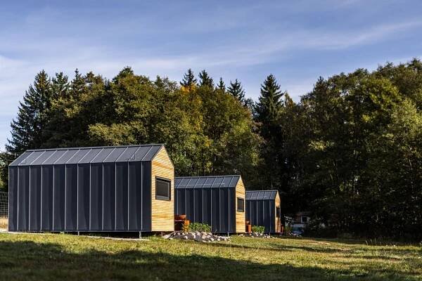 Nová generace chatařů sází na pohodlí a minimalismus tiny housů - Stavitel