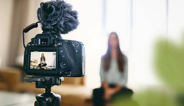 Frau_Kamera_Vlog_AdobeStock_145815113.jpg__PID:57a1b565-790a-4741-8211-b9f7db519c1d