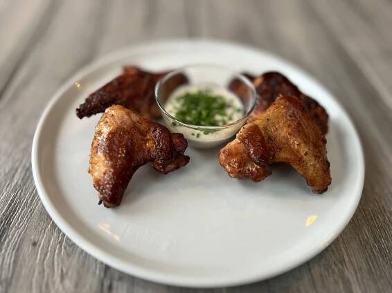 Buffalo Wings kuřecí křídla na grilu - na talíři